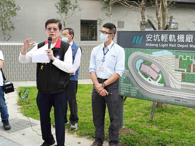 罗明才在现场表达在地居民的心声，希望在安坑机厂设置简易型车站，也可以先挑几个时段试办，让在地乡亲习惯搭车、培养搭车人次。(黄敬文摄)