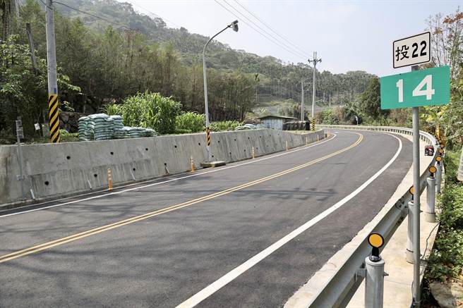 中寮環鄉道路拓寬工程總經費13億餘元，將原本3至6公尺路寬，全拓寬為9公尺，下半年可望全線通車。（楊靜茹攝）