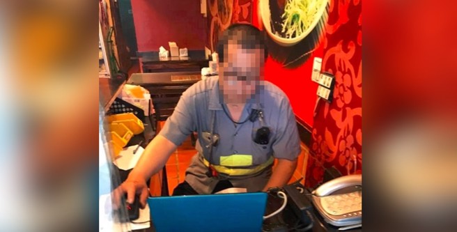 一名男網友日前去小吃店點餐，但喊了好幾次櫃台人員都沒有回應，讓他覺得相當納悶。（圖／翻攝自FB爆廢公社）