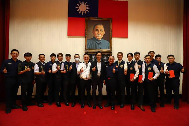 桃园市长张善政今13日前往警察局，主持桃园市第62次治安会报，首先颁发13件破案慰问金。（警方提供）