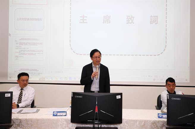 桃园市长张善政今13日前往警察局，主持桃园市第62次治安会报，首先颁发13件破案慰问金。（警方提供）