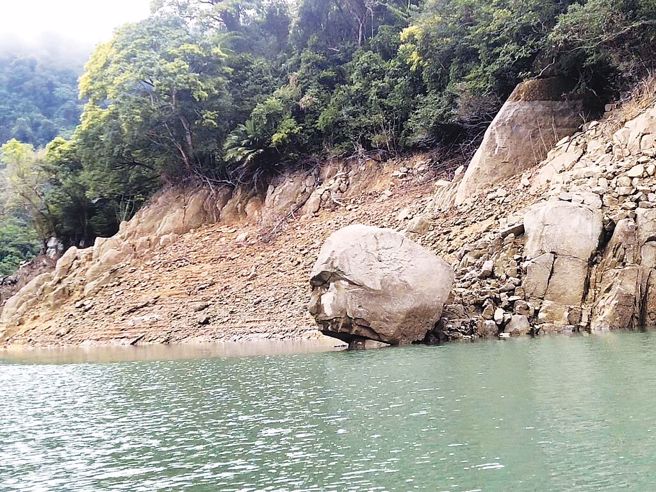 桃园石门水库水位持续下降，水情指标之一的酋长石已露出水面。（资料照片）