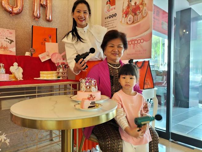 （法布甜表示，前100名預訂母親節主題蛋糕的民眾，加碼再送筋膜槍！圖／曾麗芳）