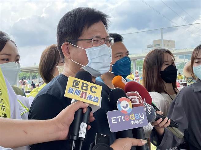 總統府秘書長林佳龍去年參選新北市長時，被指控以張貼計程車廣告的方式賄選，國民黨新北市議員葉元之、桃園市議員詹江村也紛紛提出質疑，2人被林辦提告。新北地檢署今偵結，諭知林佳龍、葉元之、詹江村不起訴處分。（蔡雯如攝）