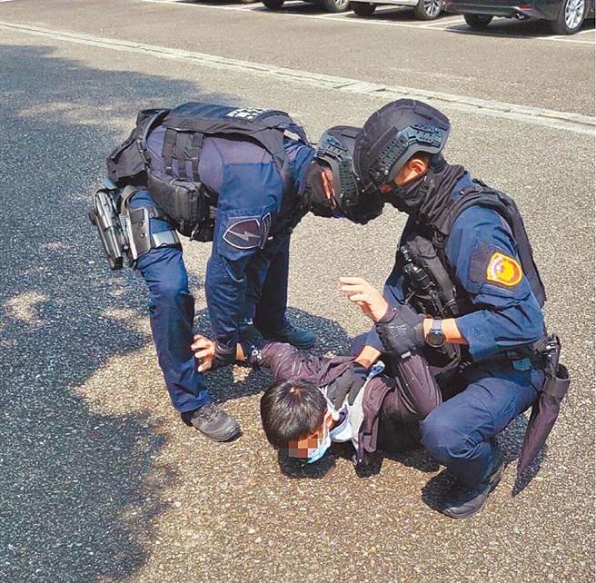 杜承哲因易服勞役，每天需前往土城區少觀所拔草。（本報資料照片）