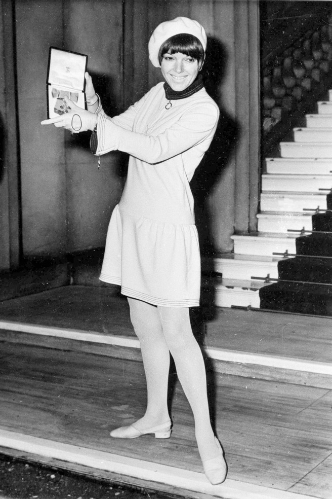 1966年11月，玛莉官身穿迷你裙洋装赴白金汉宫接受女王颁赠勋章。（资料照／英国联合社提供，美联社）