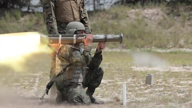 新版的AT4後座力大，有一個前握把。(圖/波佛斯)