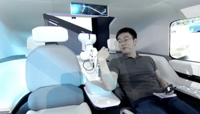 DiDiNEURON内置机械臂可以执行端茶倒水、叫醒乘客与提行李等功能。（图／快科技）