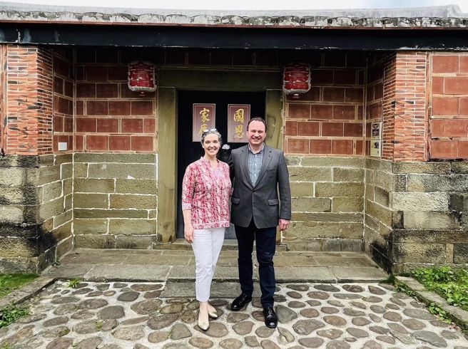 美国在台协会处长孙晓雅（左）和她的先生欧阳世寧（右）。（取自AIT脸书）