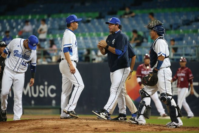 富邦悍將先發投手陳仕朋（中）僅投1.1局就被換下場。（杜宜諳攝）