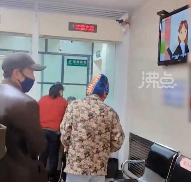 銀行窗口只有一個，導致排隊人潮眾多。（圖／翻攝自沸點視頻）