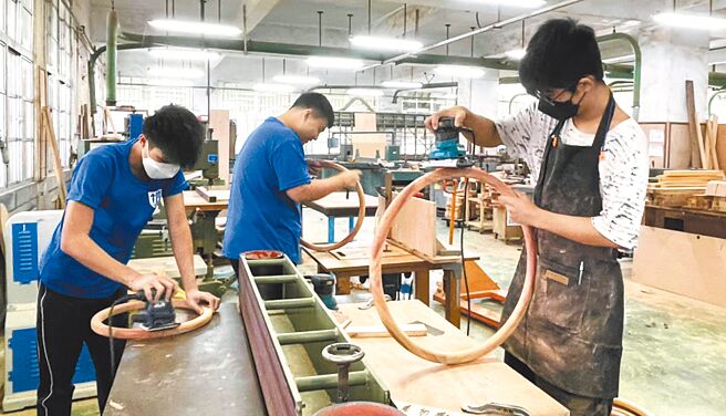 公东高工木工技术备受肯定，与台东林管处携手向国人介绍国产木材家具的美好。（台东林管处提供／庄哲权台东传真）