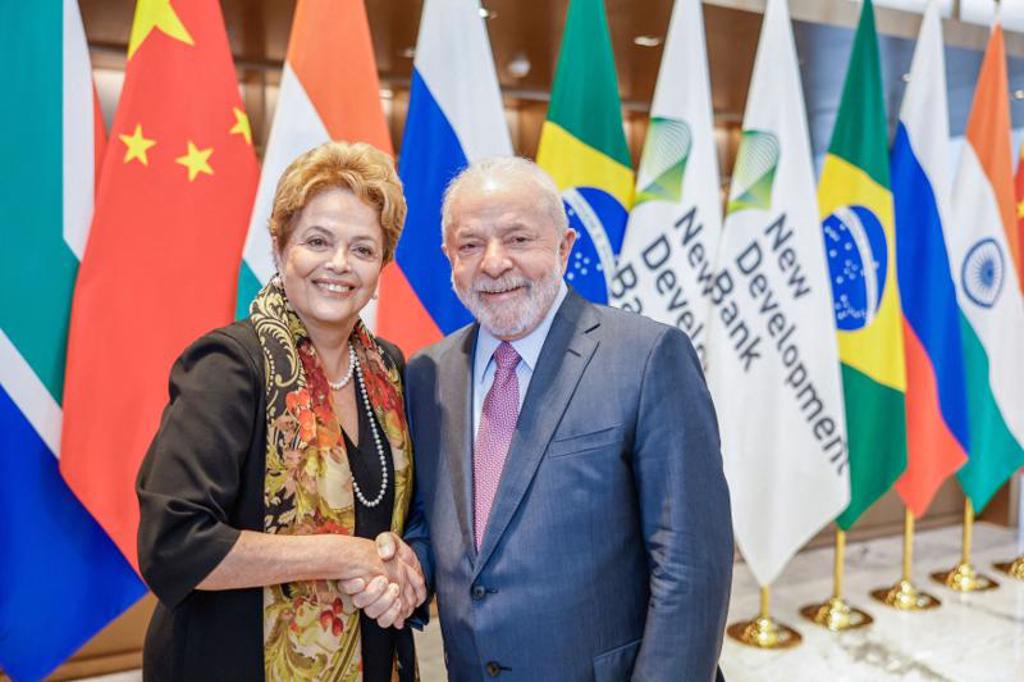 鲁拉的政治盟友罗赛芙（图左，Dilma Rousseff）出任「金砖五国」（BRICS）所设开发银行总裁，并在上海举行就职典礼。金砖五国包括巴西、俄罗斯、印度、中国和南非。（图/ 路透社）(photo:ChinaTimes)
