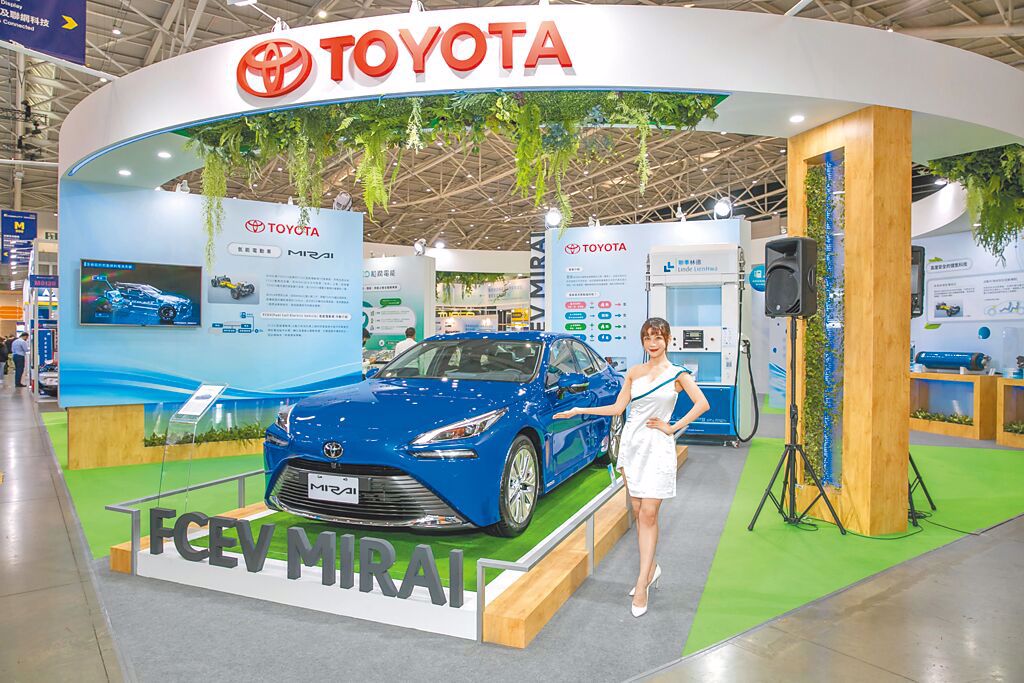 TOYOTA最新氫能電動車MIRAI，加氫3kg即可行駛約400km。（和泰汽車提供）