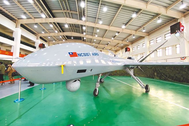 腾云无人机2月在花莲空军基地测试时，曾衝出跑道受损。（中时资料照／邓博仁摄）