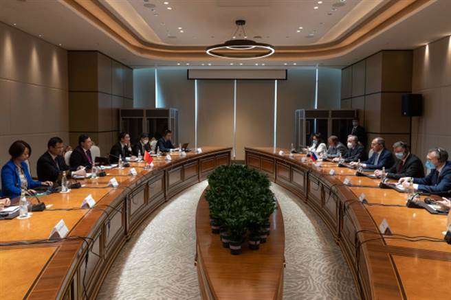 秦刚会见俄罗斯外长续推政治解决乌克兰危机 。（大陆外交部）