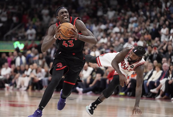 席亞卡(左)昨在最後12秒的3罰中1，成為暴龍落敗主因之一。(美聯社資料照)