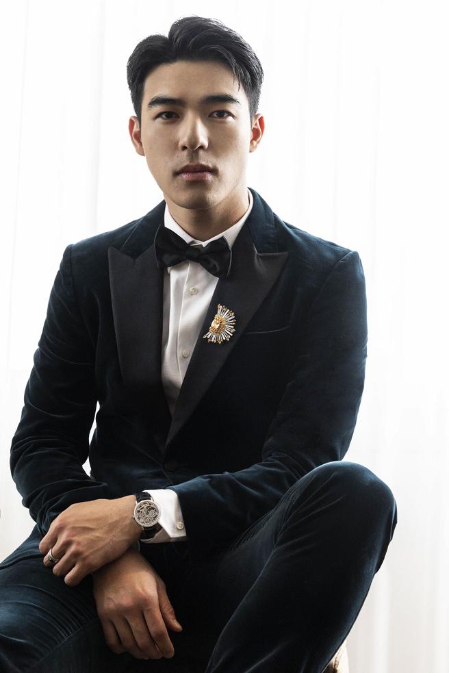 陈昊森佩戴伯爵Altiplano系列超薄镂空珠宝表出席晚宴，展现品牌形象大使的时尚风范。（PIAGET提供）