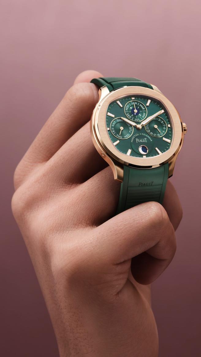 伯爵Polo系列矿石绿面超薄万年历腕表，搭载1255P机芯。（PIAGET提供）