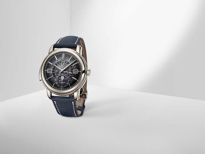 编号5316 50P-001高复杂三问表融合了三问、陀飞轮及万年历装置，镂空机芯与渐层色表盘是特色。(Patek Philippe提供)