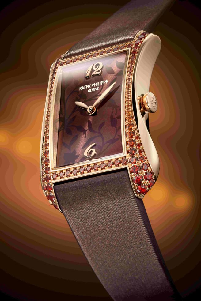 充满装饰艺术风格的编号4962/200R-001 Gondolo Serata腕表，以玫瑰金表壳镶饰锰铝榴石，117万6000元。(Patek Philippe提供)