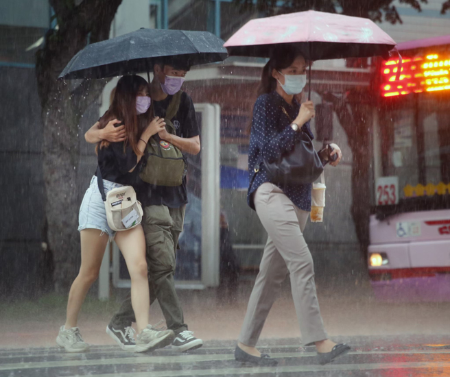 由于梅雨锋面报到，明天全台有雨，白天后降雨趋缓，不过中南部、东部、东南部仍有局部短暂阵雨或雷雨。（示意图／资料照）