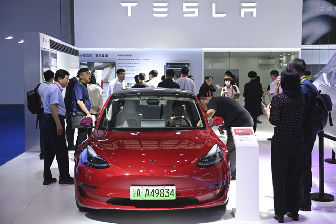 餐飲觀光等族群成為第一季贏家，汽車零組件族群或許可追蹤，原因是三月份特斯拉在美國與中國都祭出降價策略。圖為4月中國消費者參觀特斯拉電動車。（資料照/ 中新社）