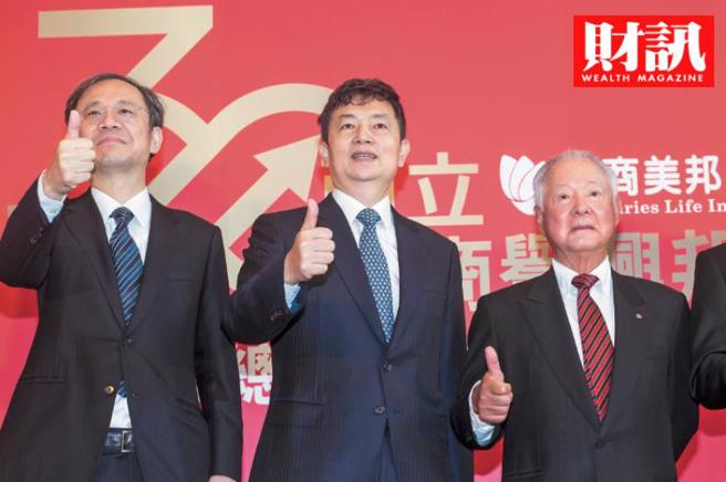 三商寿去年卖掉信义总部后搬到内湖，三商投控董事长陈翔立、寿险公会理事长陈慧游与三商寿董事长翁肇喜（由左至右）连袂剪彩。(图/财讯提供)