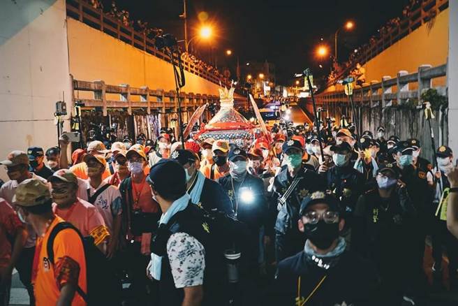 22日晚上「重头戏」进入彰化市民生地下道时，民生地下道东西端将全线封闭，届时金马路与彰美路口都将管制车辆进入。（吴建辉摄）