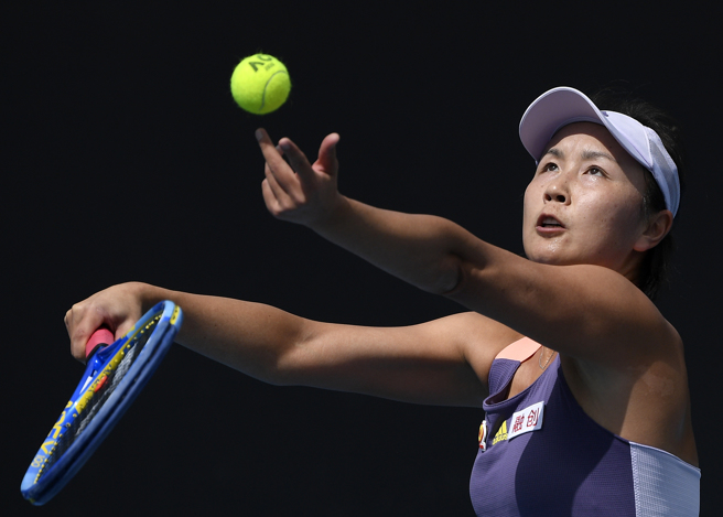 曾夺双打世界第一的彭帅（Peng Shuai），在她后来删除2021年社群媒体一则贴文中提及曾遭中国高官性侵，此后彭帅即不曾在中国境外露面。（图/ 美联社）