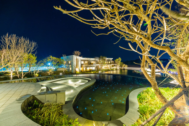 「宏道新竹帝宝」打造8座主题公园花不仅日间景色宜人，夜景亦相当吸睛。（甲山林集团提供）