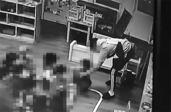 桃园市1名2岁大幼儿因尿裤子，竟被当成「人肉拖把」。（市议员黄琼慧提供）