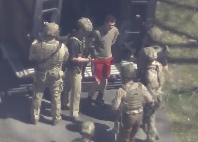 21歲的美國空軍國民兵泰謝拉（Jack Douglas Teixeira）因涉嫌洩露大量軍事最高機密，4月13日身穿T恤和短褲在麻州北狄頓（North Dighton）被捕的畫面。（美聯社）