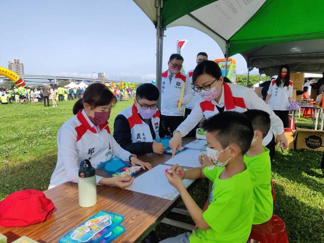 信義房屋繪畫比賽前進親子趣味路跑，現場作畫繳件可再獲額外小禮，圖為去年親子路跑孩童現場揮灑畫面。（圖/ 信義房屋提供）