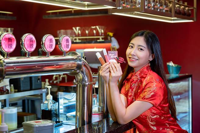 向辣与Maybelline联名，只要涂上红唇并满足指定条件，即可享用顶级龙虾；献上唇印还能抽彩妆。（王品集团提供）