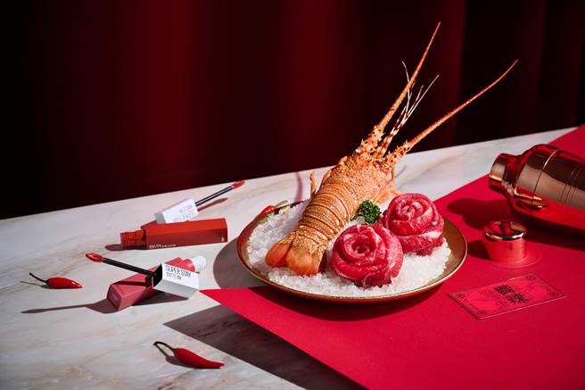 活动期间只要擦上最有自信的红唇搭配指定套餐，可享顶级龙虾。（王品集团提供）