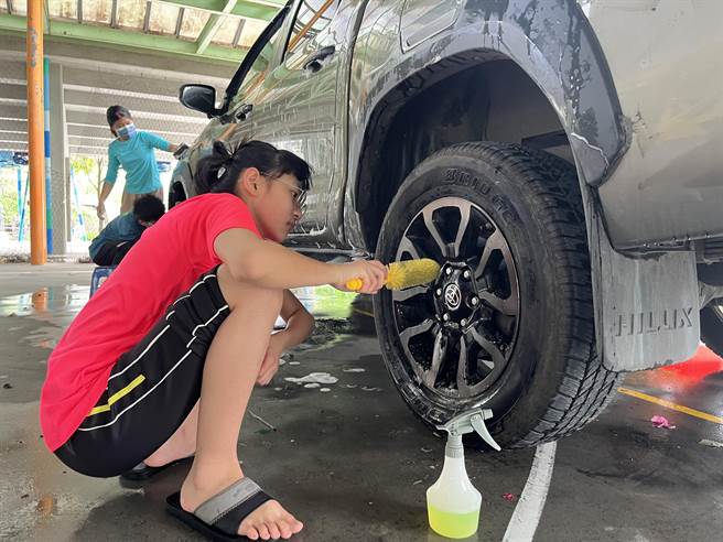 宜兰县岳明国中小七年级学生洗车筹措旅费，盼能顺利前往尼泊尔为偏远山区孩子服务，也拓展自己的视野。（岳明国中小提供／李忠一宜兰传真）