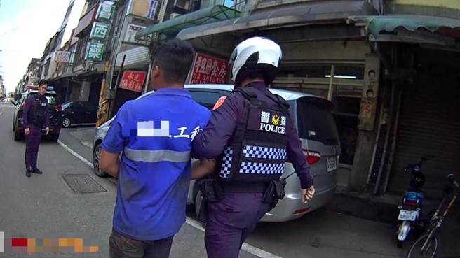 桃园大园一名男子因没繫安全带，被警方拦查后曝光通缉犯身分。（翻摄照片／蔡明亘桃园传真）