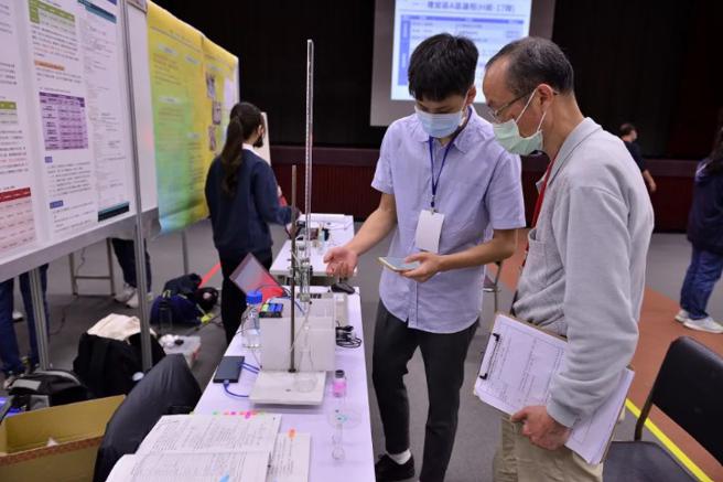 电子科陈阎家睿同学介绍跨领域作品「『手机控』的微型自动酸碱滴定装置」，获技术型。（花莲高工提供）