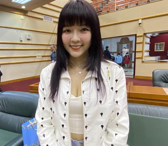 嘉义市议员顏色不分蓝绿支持性专区顏色田慎节「爆乳装」打扮出席议会。（廖素慧摄）
