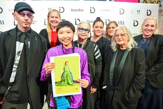 衣啟飛翔創客基地設計師梁宗琳（左2）以作品「城市難民Urban Refugees」獲評審青睞拿下冠軍。（桃竹苗分署提供／王惠慧新竹傳真）