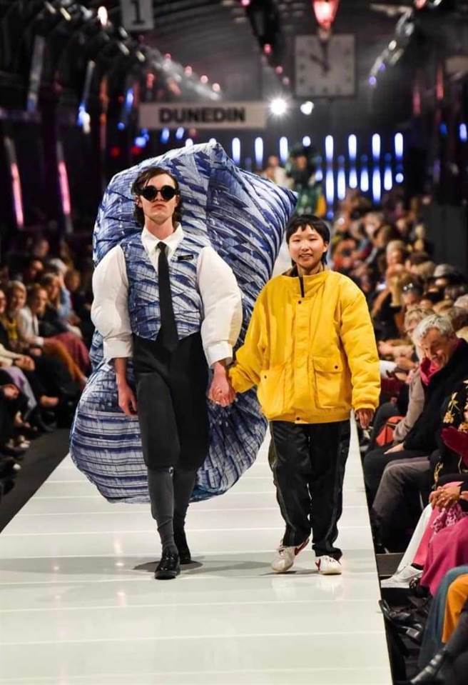 衣啟飛翔創客基地設計師梁宗琳（右）以作品「城市難民Urban Refugees」獲評審青睞拿下冠軍，圖為走秀照片。（桃竹苗分署提供／王惠慧新竹傳真）