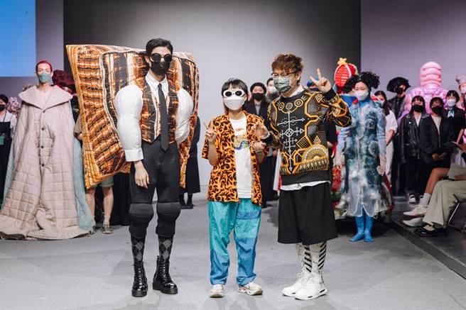 衣啟飛翔創客基地設計師梁宗琳與作品模特兒走秀及合影。（桃竹苗分署提供／王惠慧新竹傳真）