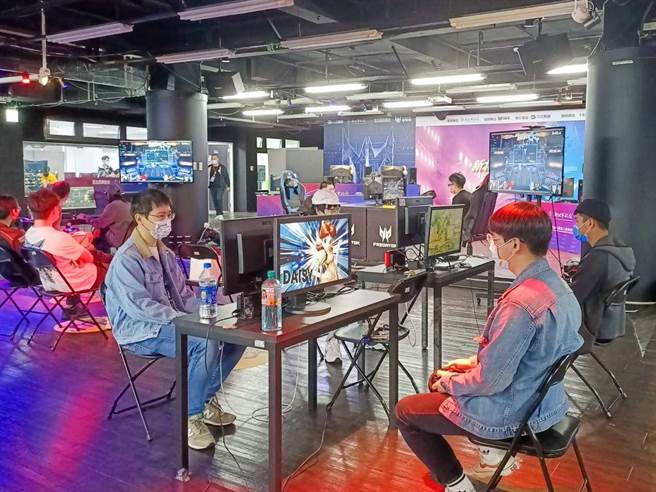 新北市经发局5月6、7日将推出「2023新北电竞争霸战」，本次赛事以热门游戏《传说对决》和《联盟战棋》 为比赛项目，总奖金高达15万元。（经发局提供）