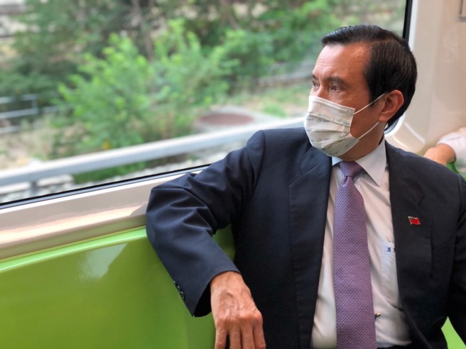 介文汲指出，陈水扁大笔一挥禁止陆2455项产品进口，马英九执政时两岸和缓，大陆提都不提。（图取自马英九脸书）