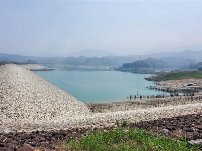 湖山水库目前蓄水区变小很多，2007年后辟建时未移除的枯树露出来，白色石头部分原本都是水域。（周丽兰摄）