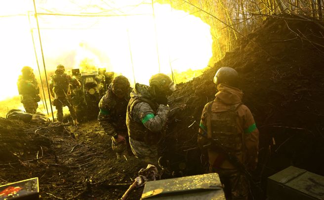 俄羅斯全面入侵烏克蘭一年多，克里姆林宮將巴赫姆特視為俄方緩慢推進烏東的關鍵，巴赫姆特飽受戰火蹂躪。(圖/路透社)