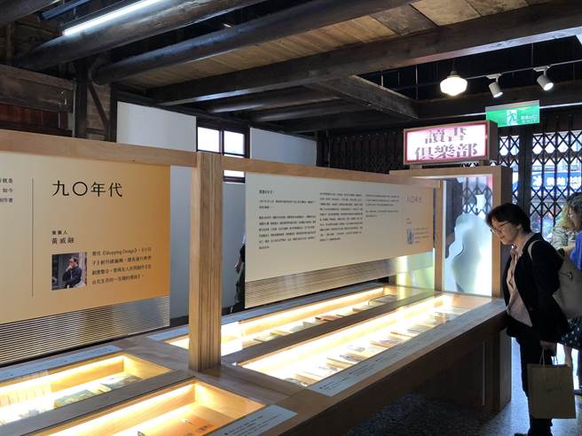 「時光廊」邀請6位時代策展人黃震南、張國立、應鳳凰、李金蓮、黃威融、盧郁佳策畫不同年代的選書。（張芷瑜攝）