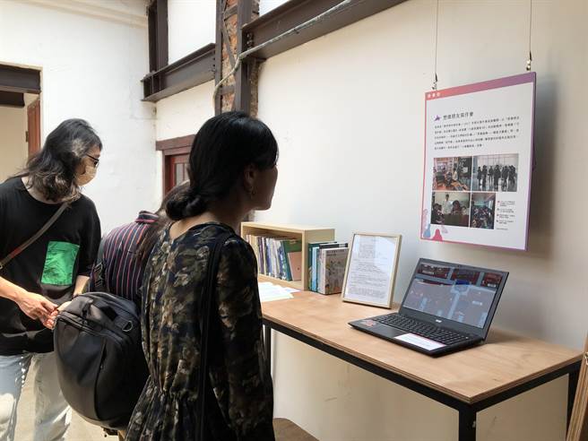 「社群Bar」介紹包含「文友通訊」、「台大現代詩社」、「想像朋友寫作會」等橫跨50年代至今的5處文學社群。（張芷瑜攝）