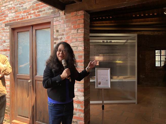 「共寫間」邀請作家張亦絢、瀟湘神在展場復刻私密寫作空間，與民眾來一場共寫之旅，張亦絢也現場介紹展覽概念。（張芷瑜攝）